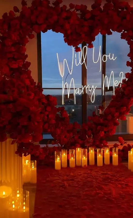 Escalier d'avion décoré de fleurs blanches